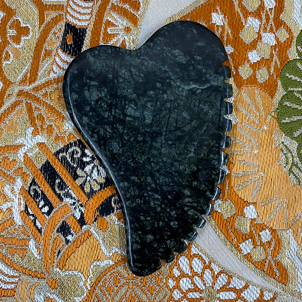 Камень «гуаша-сердечко» для массажа лица и тела. Подходит для Массажа Коруги. Материал Пироксенит.
